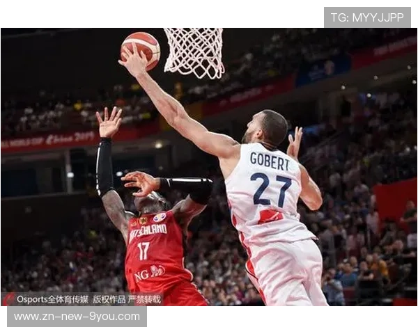 戈贝尔双手封盖镇守禁区，让对手完全无计可施